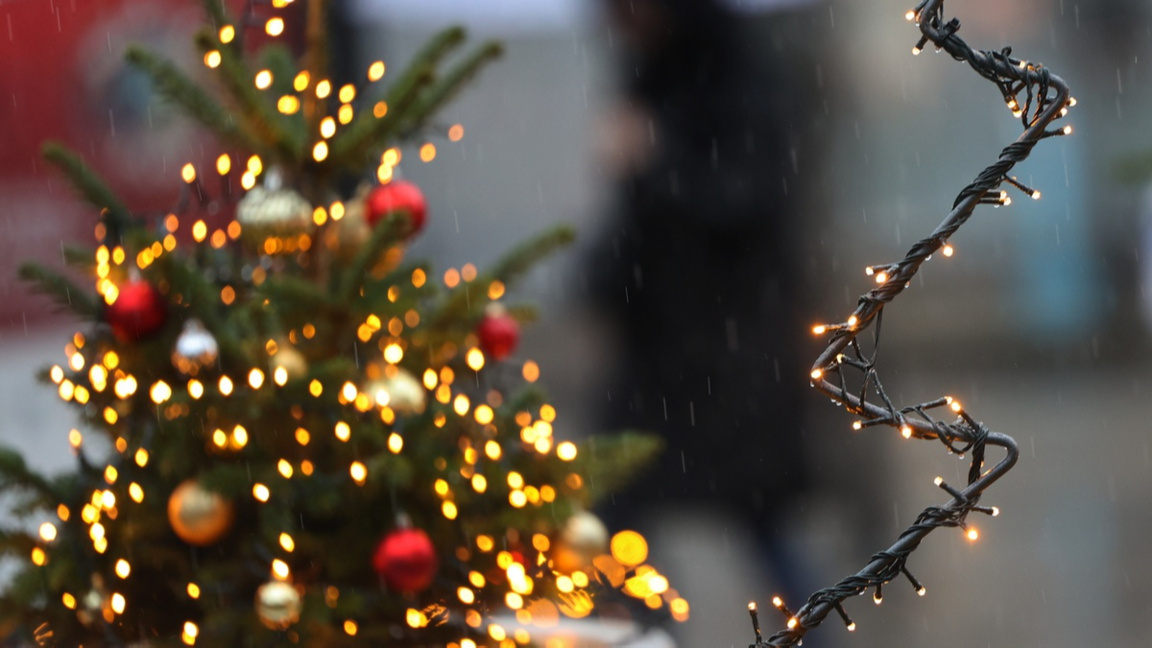 Коледните светлини са сред най-разпознаваемите знаци на празника.