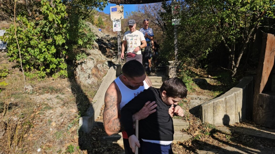 Баща изкачи 12 пъти Карандила, за да събере пари за лечението на сина си