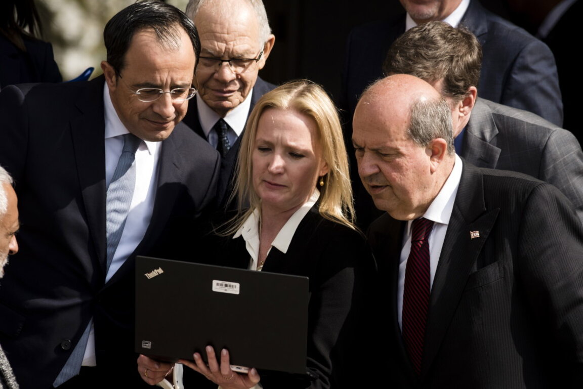 Президентът на Кипър Никос Христодулидис (вляво) и лидерът на кипърските турци Ерсин Татар (вдясно) след среща със специалния представител и ръководител на мироопазващите сили на ООН в Кипър Колин Уилям Стюарт в Никозия, архив, февруари 2023 г.