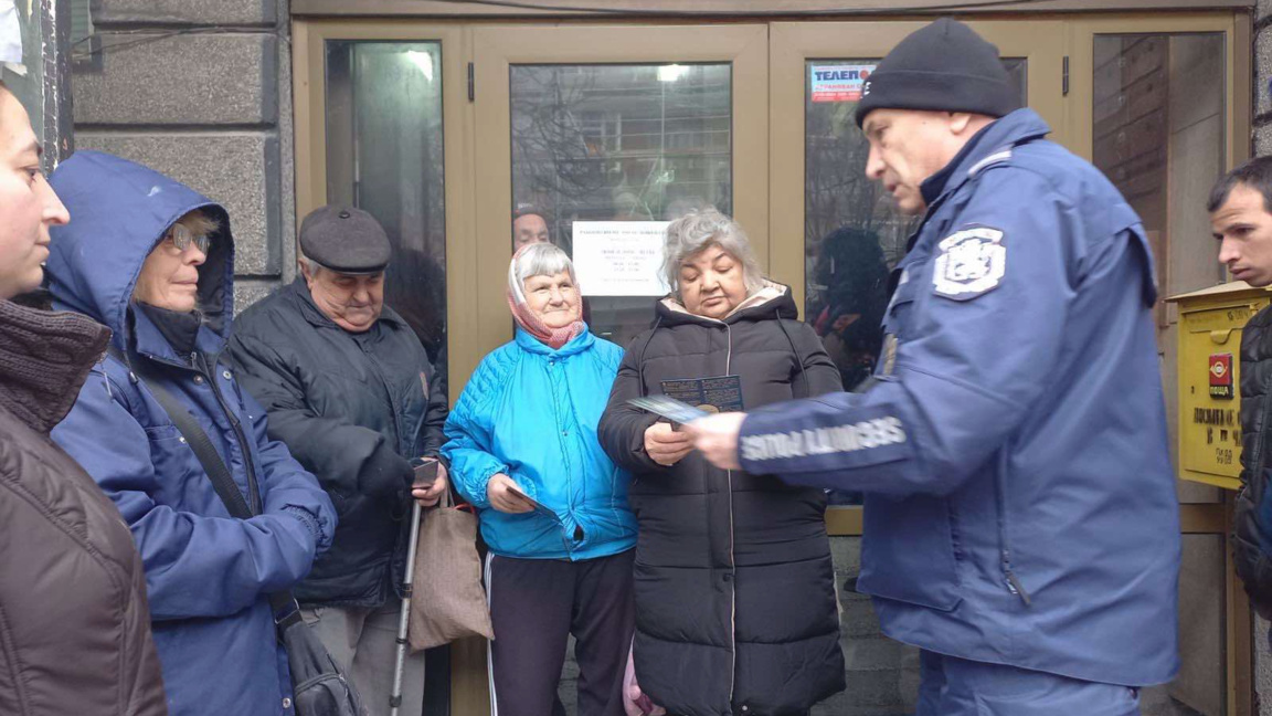 Полицаи при пенсионерите