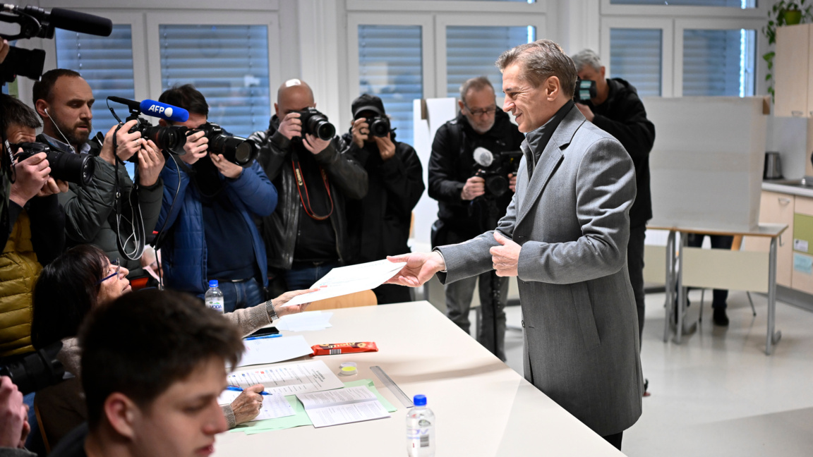 Премиерът на Словения Роберт Голоб гласува, 22.03.2026 год
