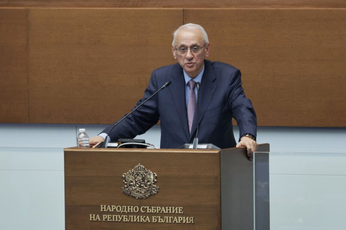 Министърът на здравеопазването д-р Силви Кирилов в Народното събрание