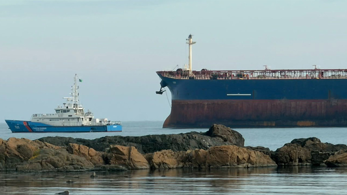 "Гранична полиция" провери заседналия танкер "Кайрос"