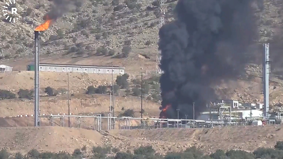 Държавната петролна компания на Бахрейн "Бапко Енерджис" (Bapco Energies) съобщи днес в изявление, че е възникнал пожар в резервоар на едно от складовите ѝ съоръжения след иранска атака, предаде Ройтерс.  Компанията допълва, че няма данни за пострадали.