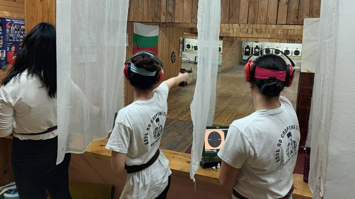 Стрелци свериха мерник в квалификации...