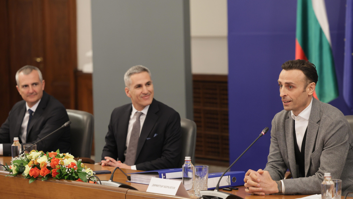 Андрей Гюров (в средата) и Димитър Илиев (вляво) слушат изявлението на Димитър Бербатов.