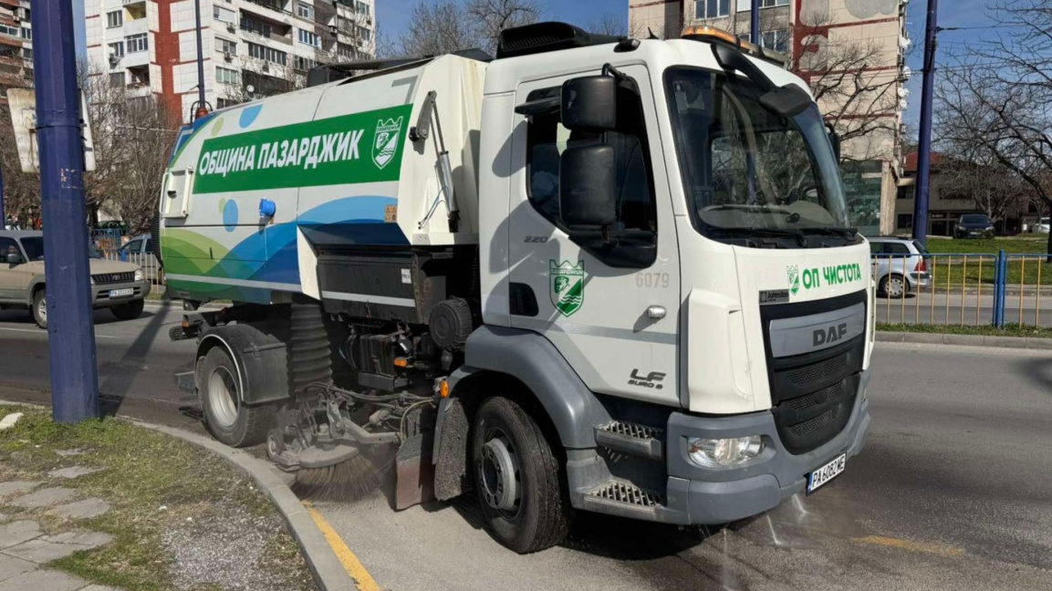 Специализирана техника почиства улиците на Пазарджик