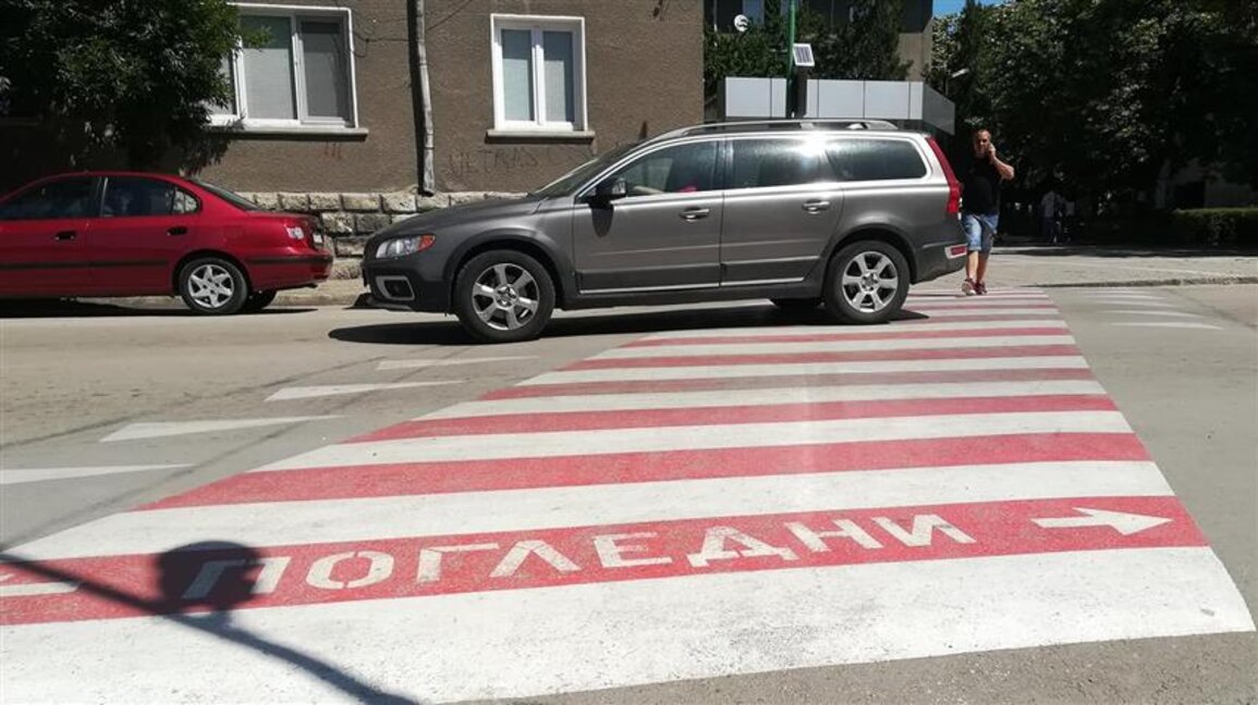 Предложение: Да бъдат глобявани пешеходци, които използват телефон