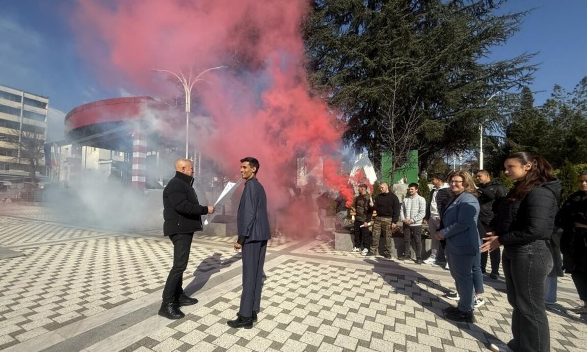 Зрелостниците от Крупник поканиха кмета на Симитли на абитуриентския бал