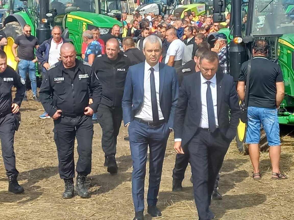 Лидерът на "Възраждане" Костадин Костадинов в Долни Богоров при протестиращите земеделци, 20 септември 2023 г.