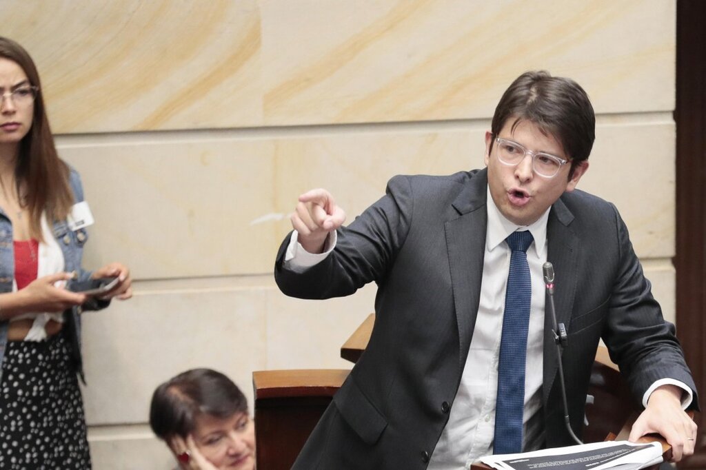 Колумбийски сенатор и кандидат за президент почина два месеца, след като беше прострелян
