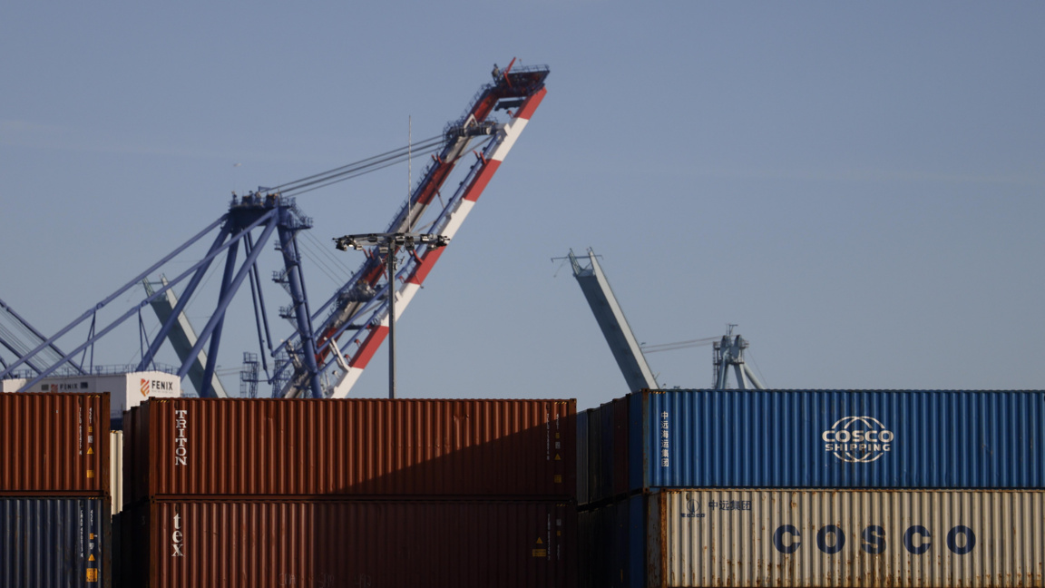 Китайският корабен гигант "Коско" спира услугите си от и до Персийския залив