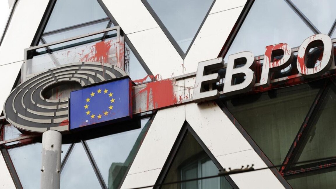 Сградата на ЕП беше атакувана по време на протест срещу въвеждането на еврото в България, 25 февруари 2025 г.