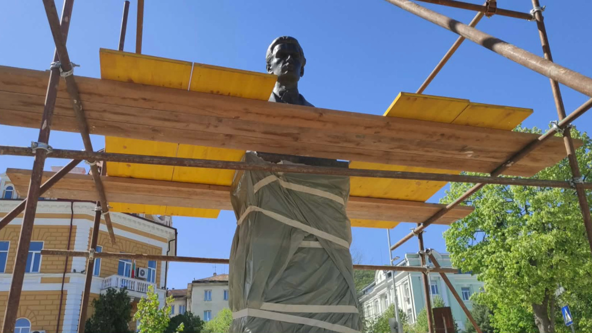 Паметникът на Панайот Волов грейва