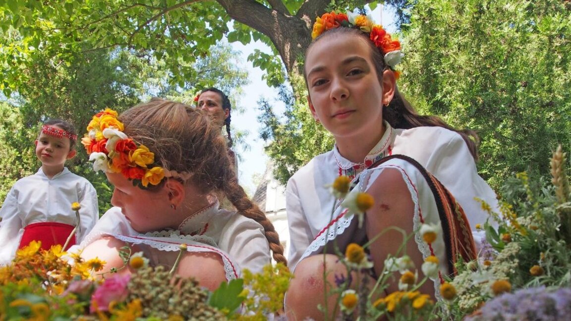 В Эньовдень травы и вода обретают магическую силу