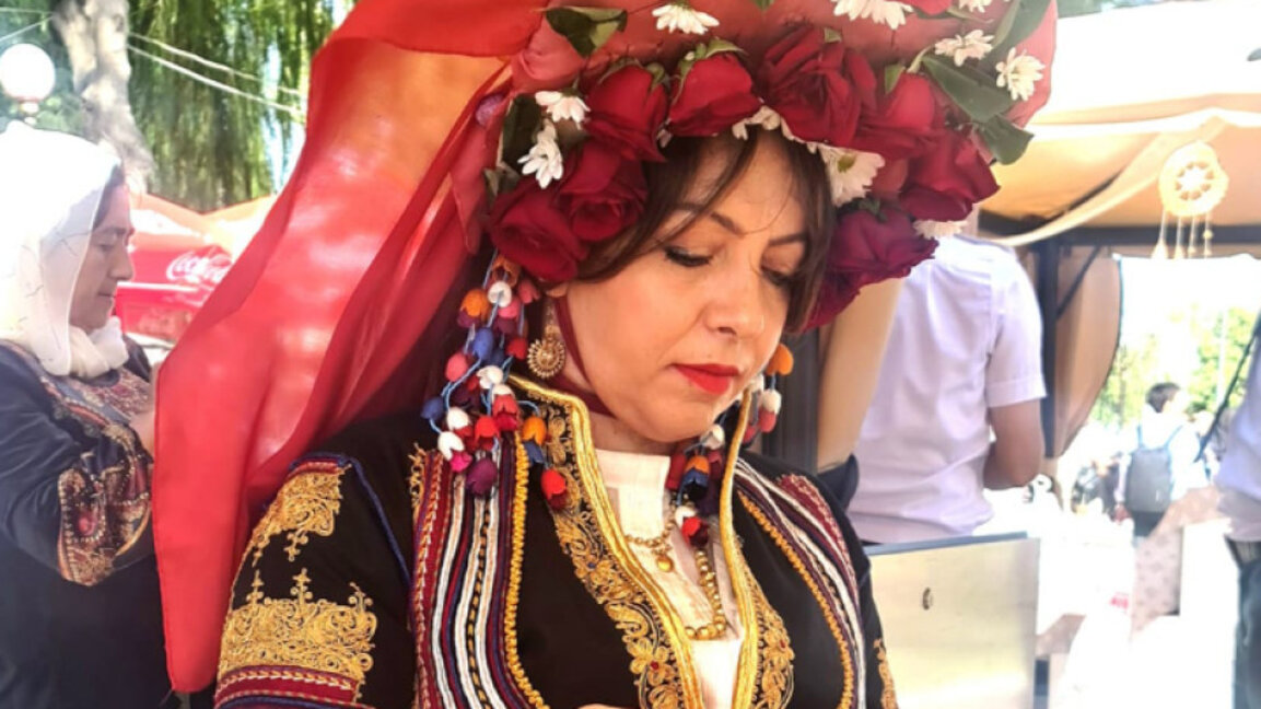Золото, серебро и шелк – болгарка возрождает старинные технологии производства народного костюма из Кюстендила