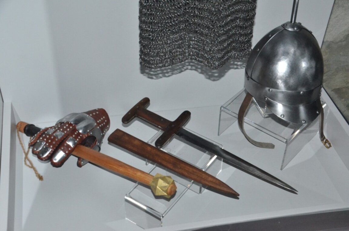 Veshje dhe armë bullgare të Mesjetës së Vonë ekspozohen në Kalanë Baba Vida