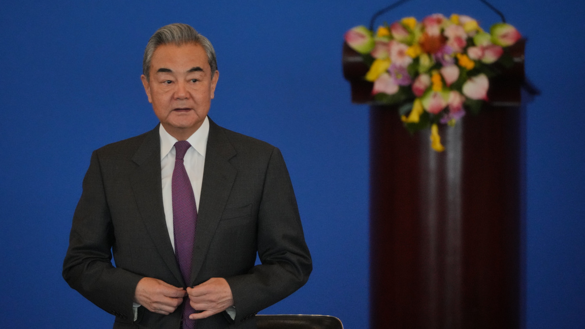 Дипломат №1 на Китай е на обиколка с тър...