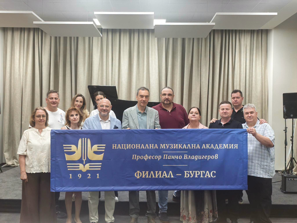 Преподавателският екип във филиала на НМА - Бургас и кмета на града Димитър Николов (в средата)