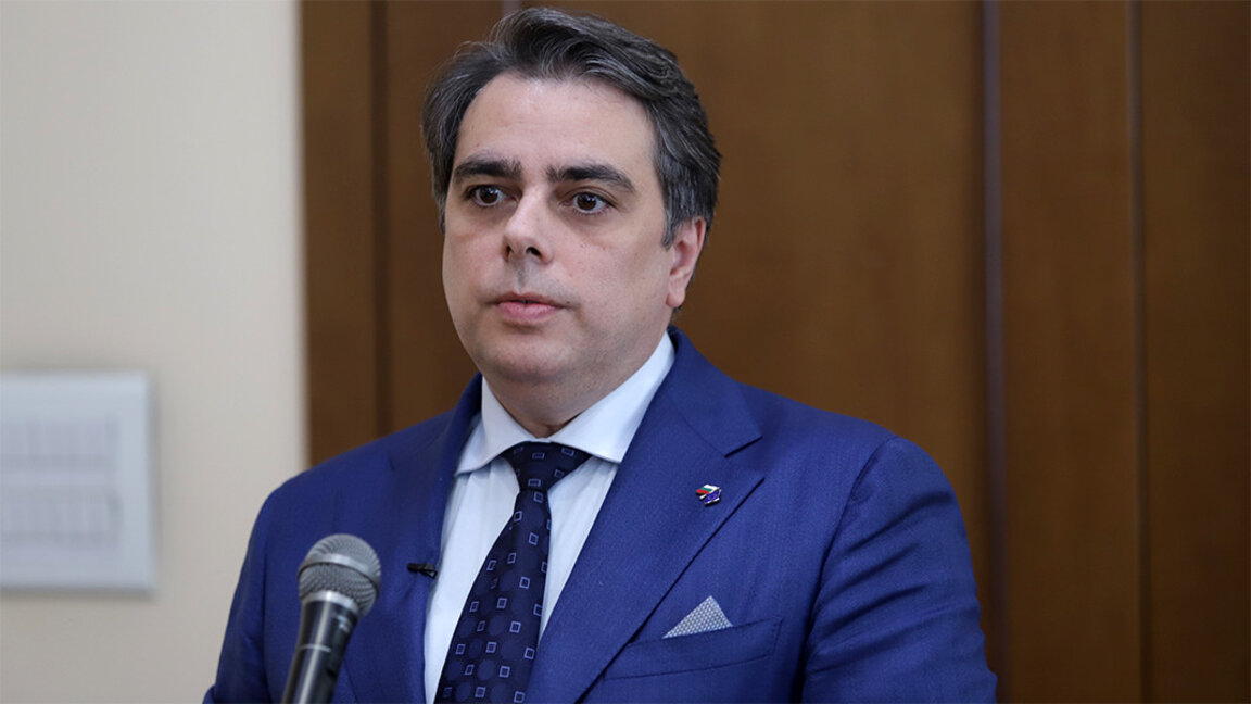 Асен Василев определи казуса с "Лукойл" като търсене на интриги