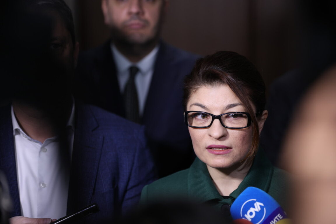 Десислава Атанасова дава изявление пред медиите в кулоарите на Народното събрание - 5 декември 2023 г.