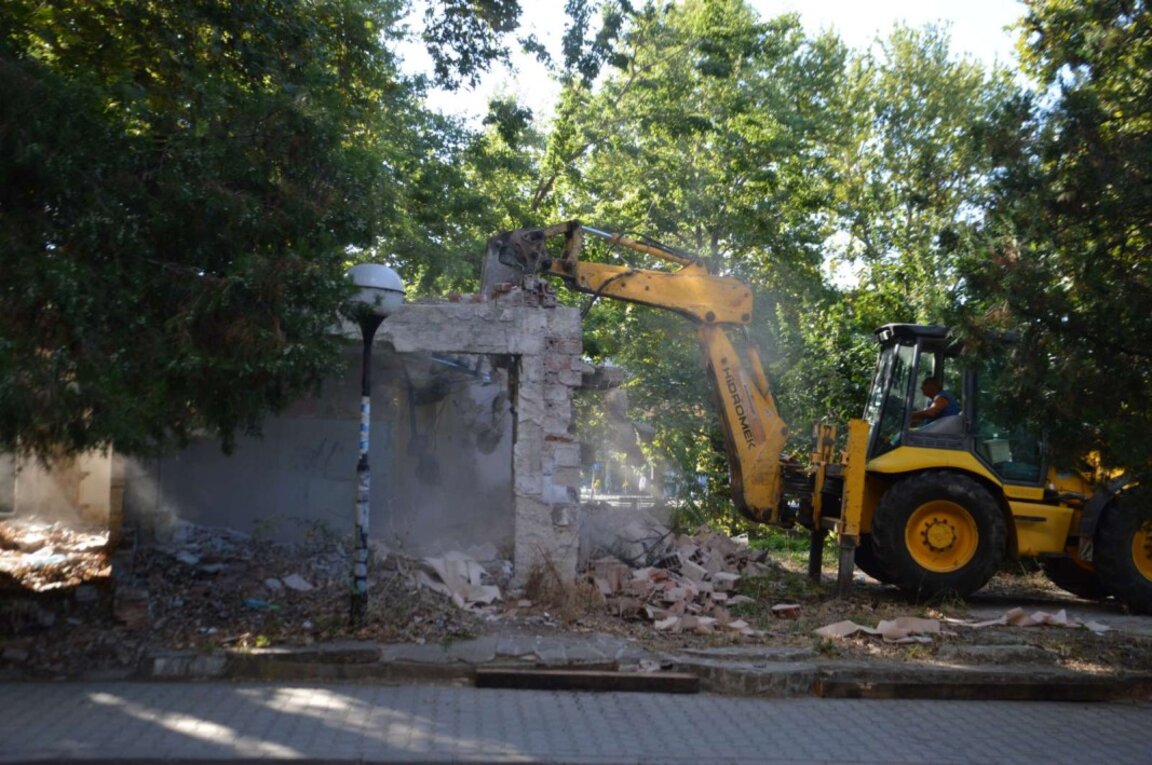 Започна принудително премахване на сграда в Благоевград