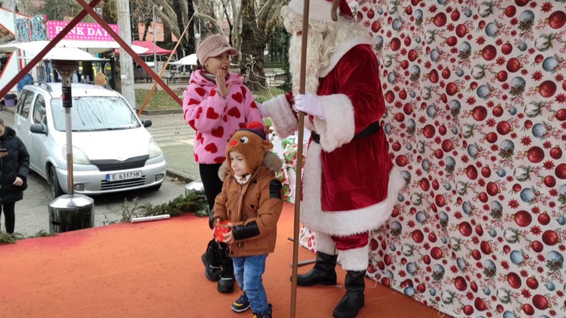 Дядо Коледа раздаде подаръците на децата в Кюстендил