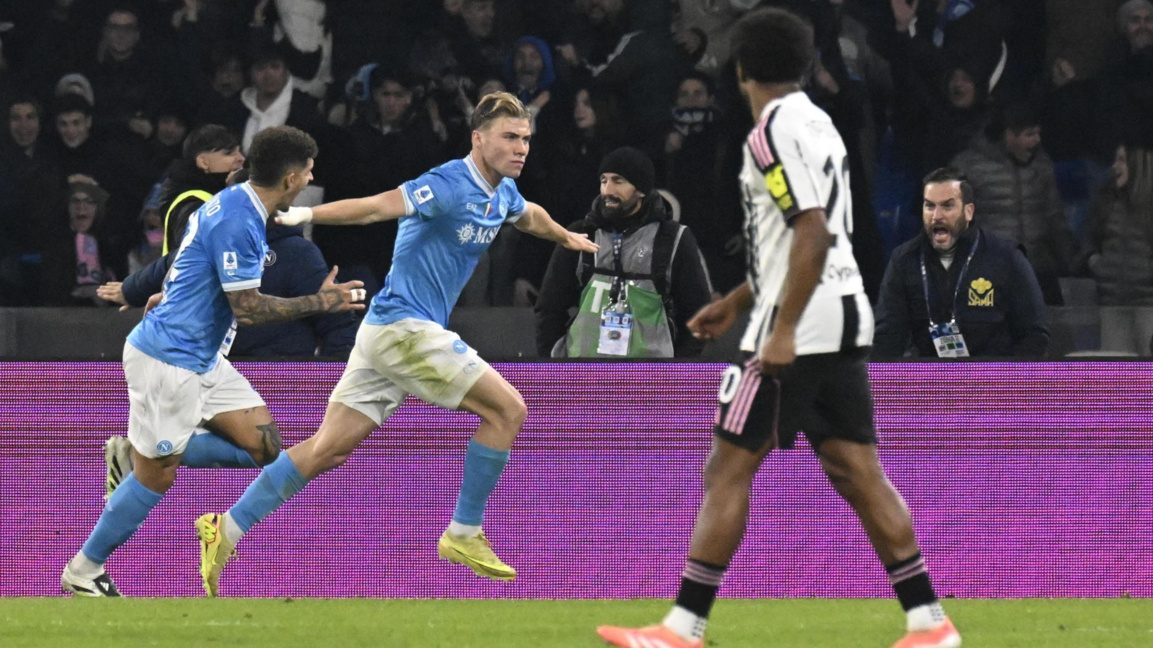 Расмус Хьойлунд (в средата) ликува след победния гол срещу Ювентус.