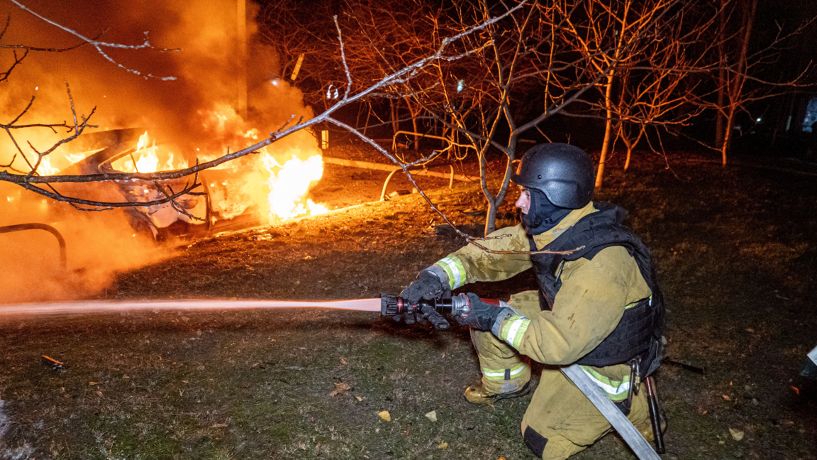 Спасители гасят пожар в жилищен блок в Харков, засегнат от руски въздушен удар.