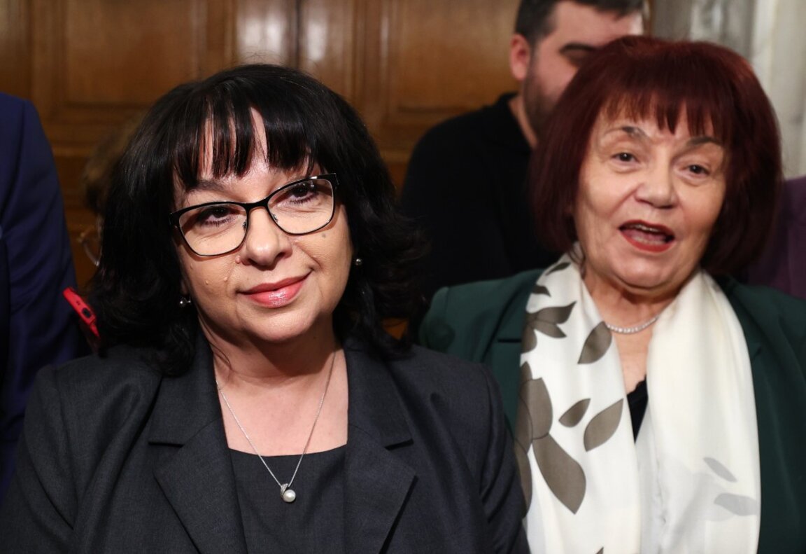 Министърът на финансите Теменужка Петкова даде брифинг в сградата на НС - 18 ноември 2025 г. На снимката вляво -  председателят на Синдиката на българските учители Янка Такева.