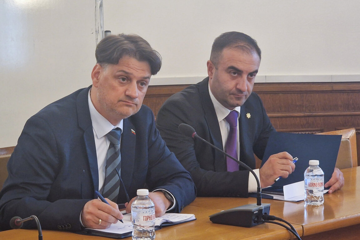 Министърът на културата Мариан Бачев (вляво) отговори на въпроси на депутати в Комисията по културата и медиите в Народното събрание - 31 юли 2025 г.