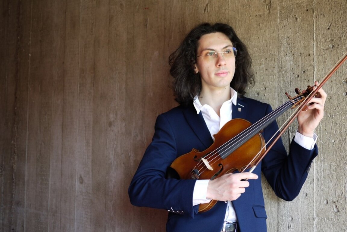 Violonistul român Ștefan Aprodu, solist al concertului „Iubire și drame”, al Orchestrei Simfonice a Radioului Național Bulgar