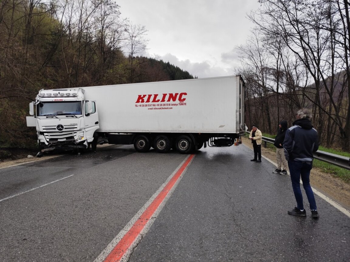 Катастрофирал камион затвори Прохода на републиката