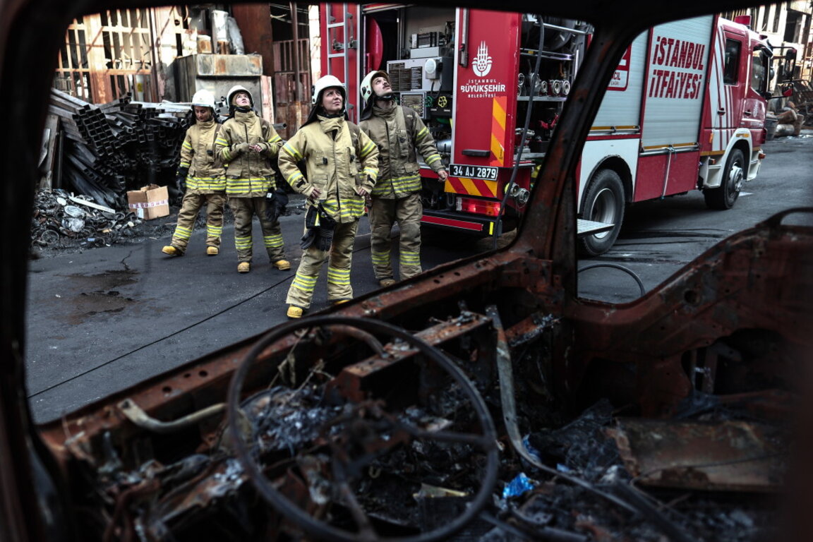 Най-малко 25 души загинаха в пожар в Истанбул