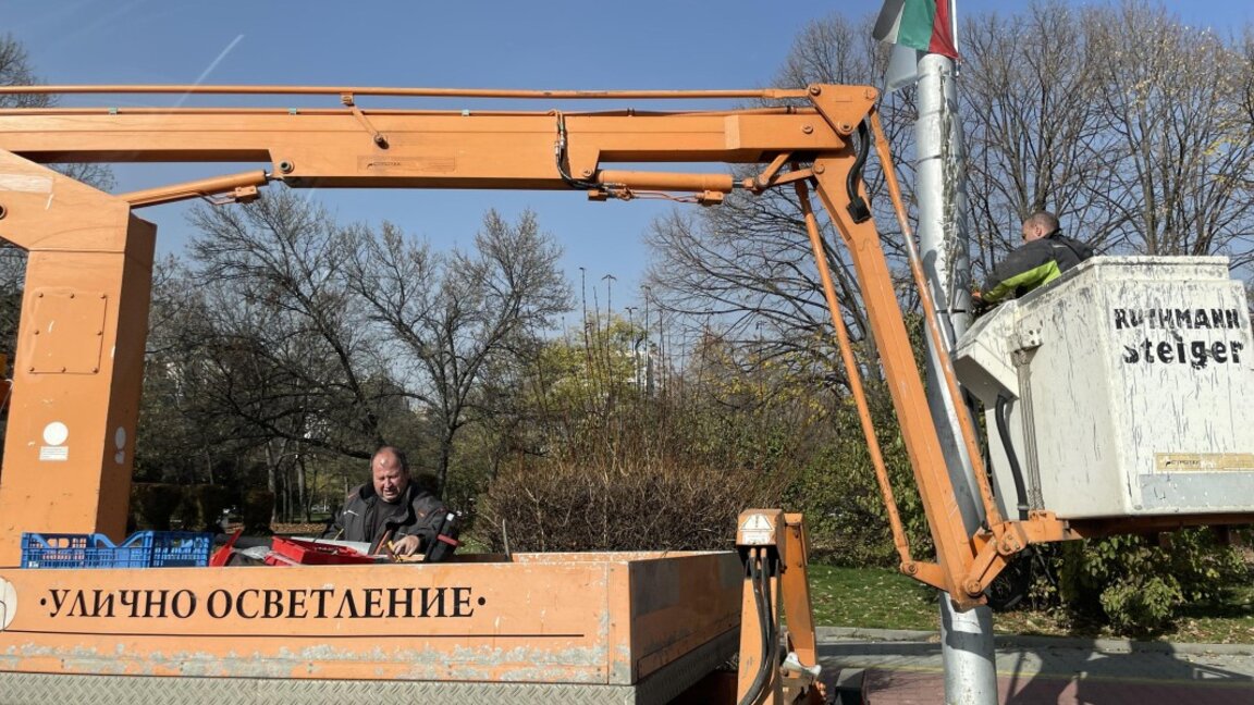 Започна полагането на тазгодишната коледна украса