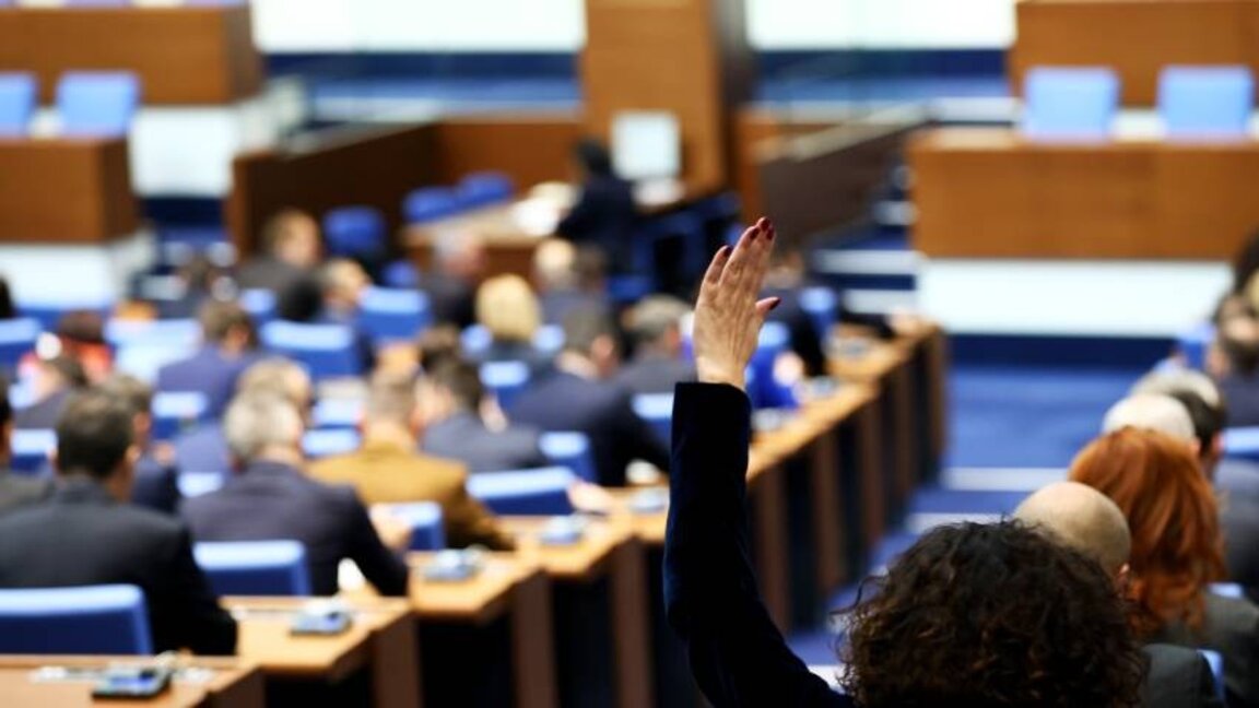 Парламент задужио министра финансија у оставци да покрије дефицит од 500 милиона евра