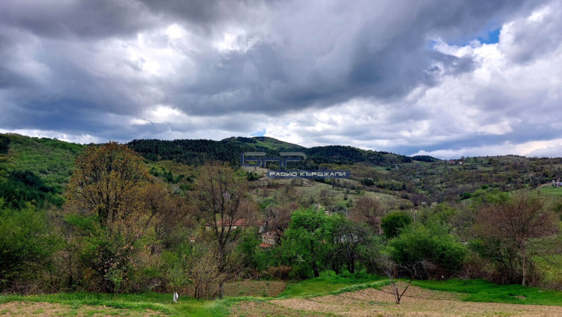 Времето: По-хладно, валежите спират