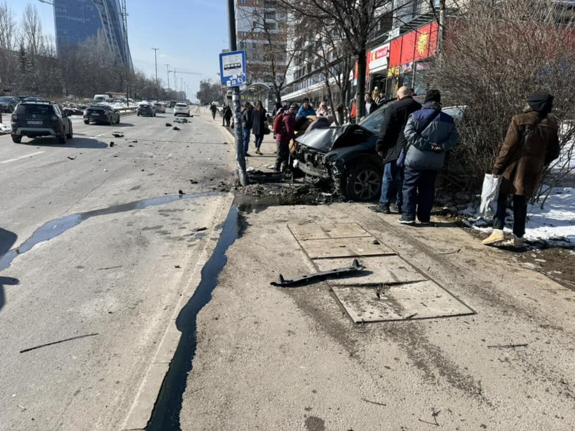 Автомобил се вряза в автобусна спирка в София, двама са в болница
