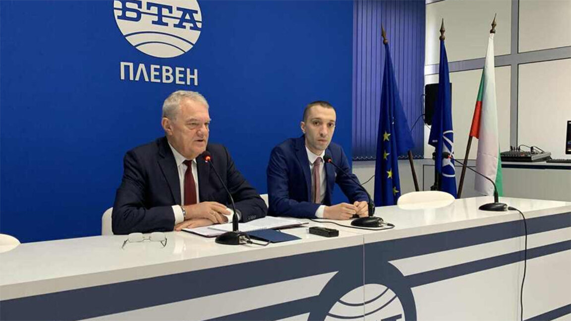 Румен Петков (вляво) на пресконференция след посещението си в Москва