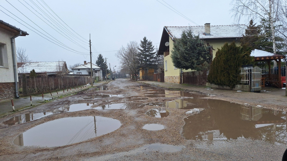 Жители на Дунавци: В града няма здрава улица