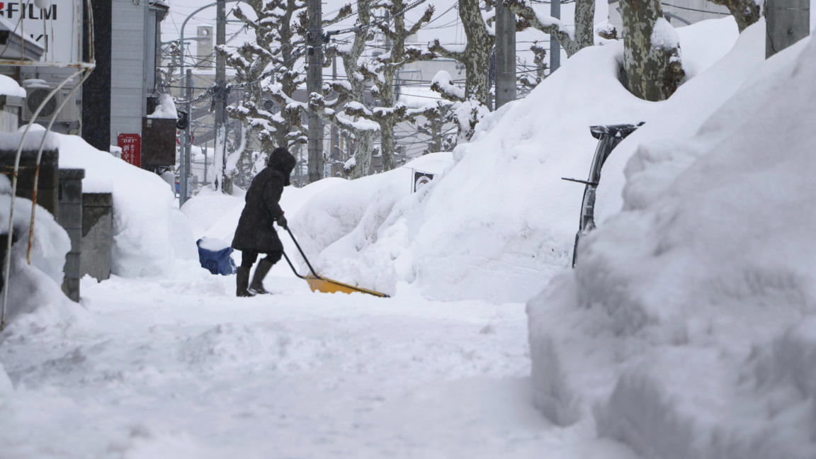 Разчистване на сняг от улица в град Аомори, 9 януари 2026 г.