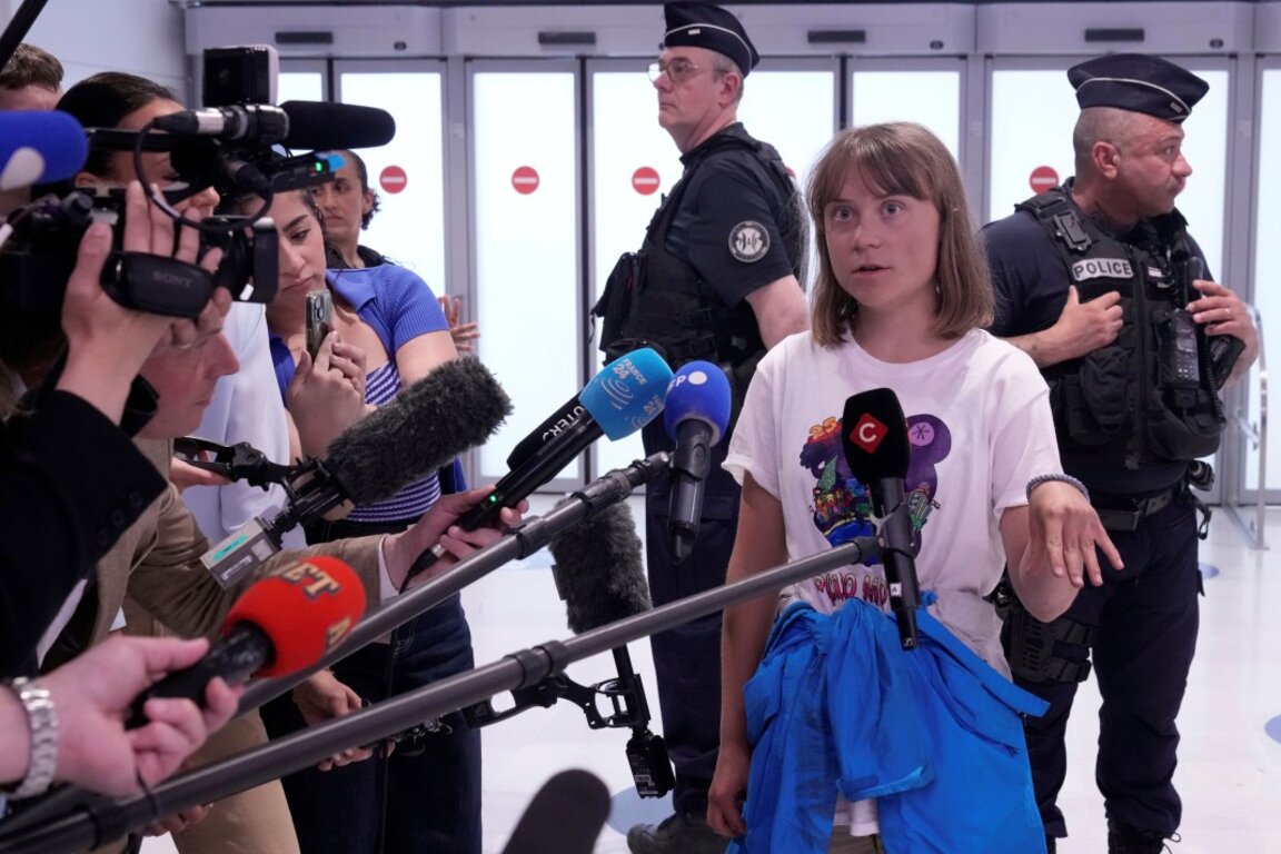 Активистката Грета Тунберг говори пред журналисти при пристигането си в Париж, 10 юни 2025 г.
