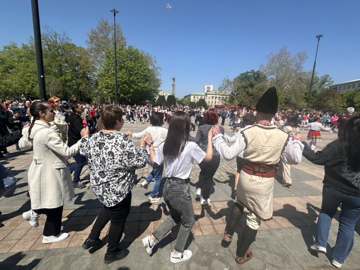 Великденско хоро в центъра на Русе