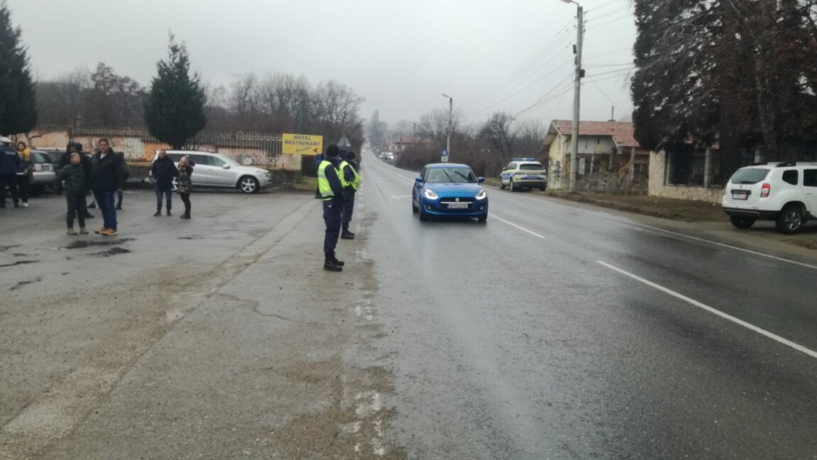 Граждани протестираха срещу бездействието на институциите до пътя Кюстендил-ГКПП-Гюешево