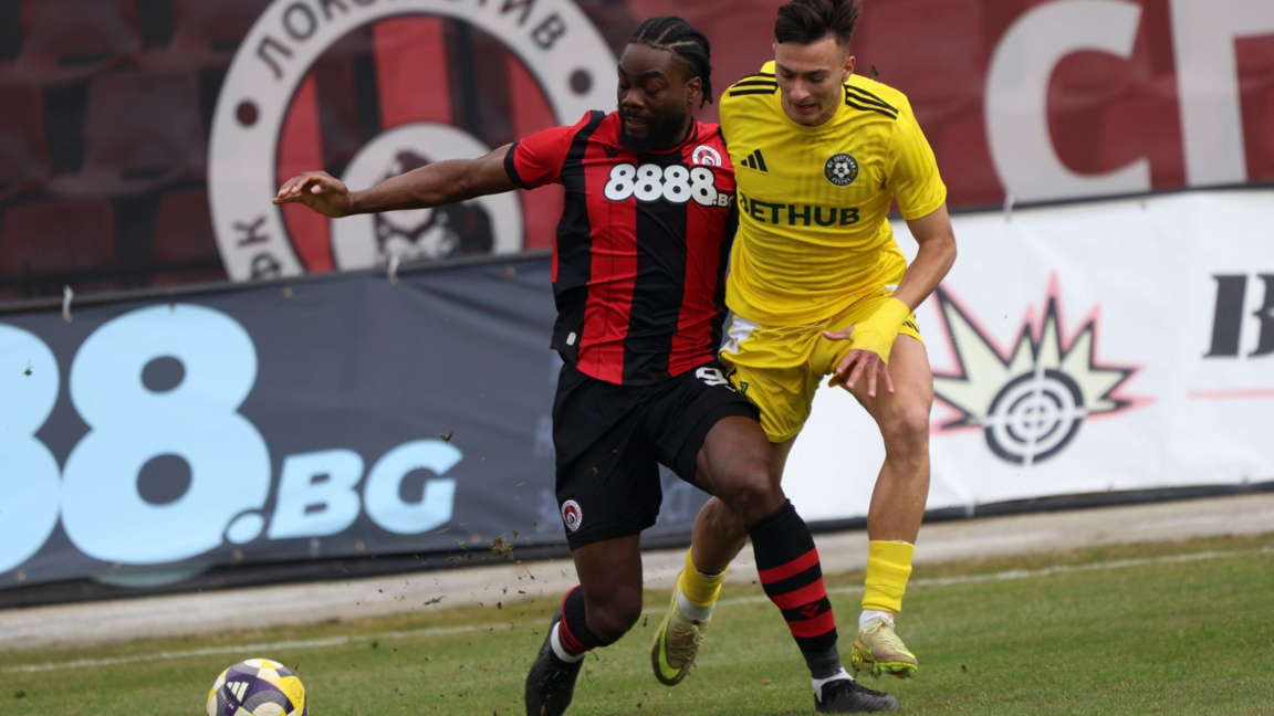 Бидунга от Локомотив (на преден план) вкара за 2:0.