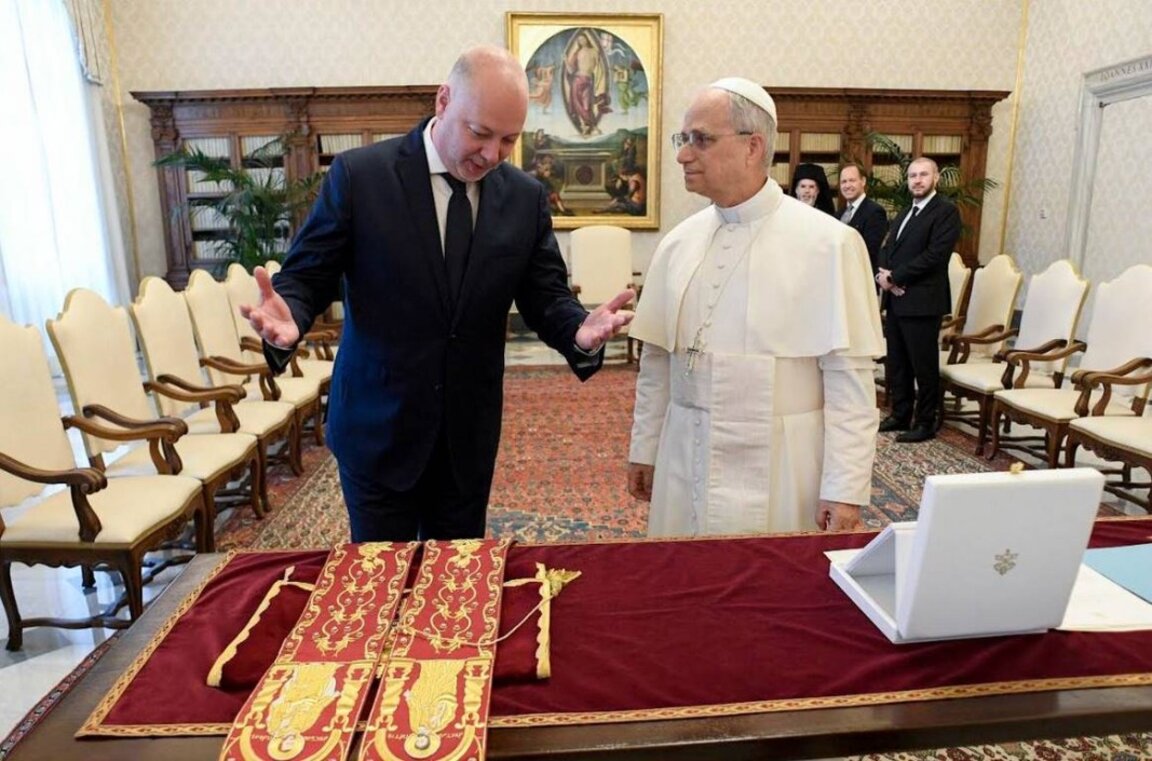 Rosen Zhelyazkov regaló al Papa León XIV una vestimenta litúrgica especialmente confeccionada
