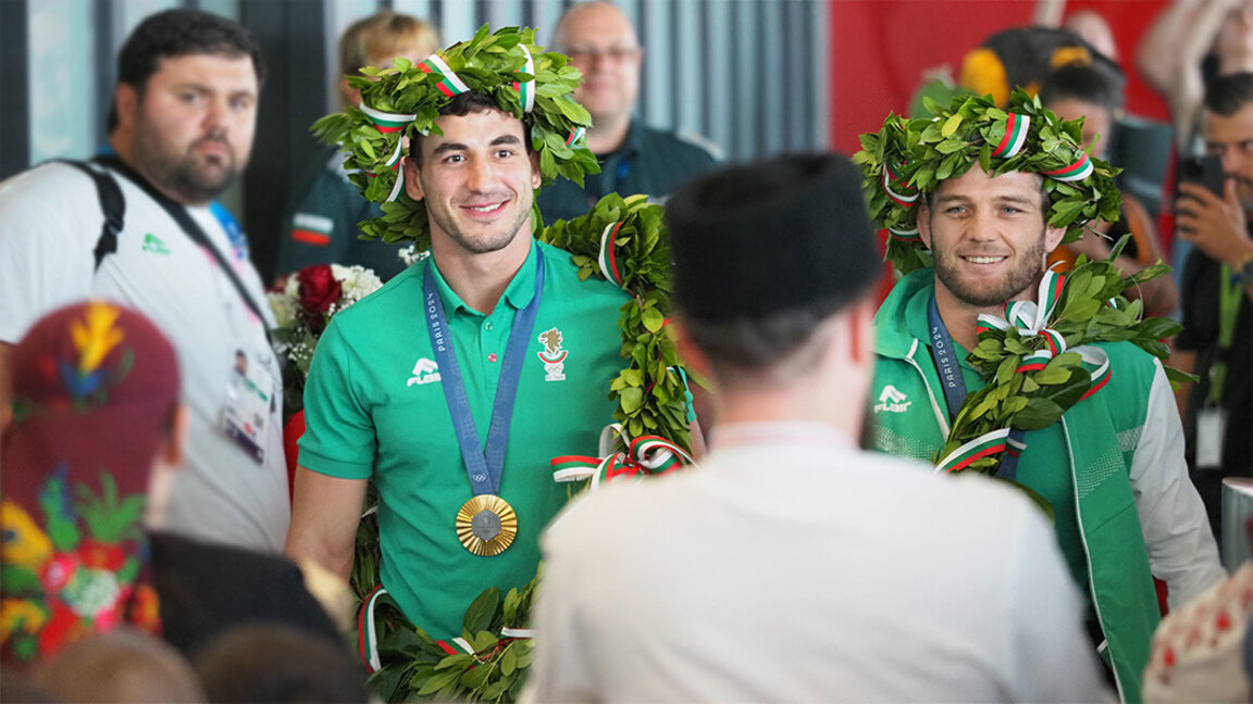 Bulgaria recibe con ovaciones a sus campeones olímpicos de lucha, Semen Novikov y Magomed Ramazanov