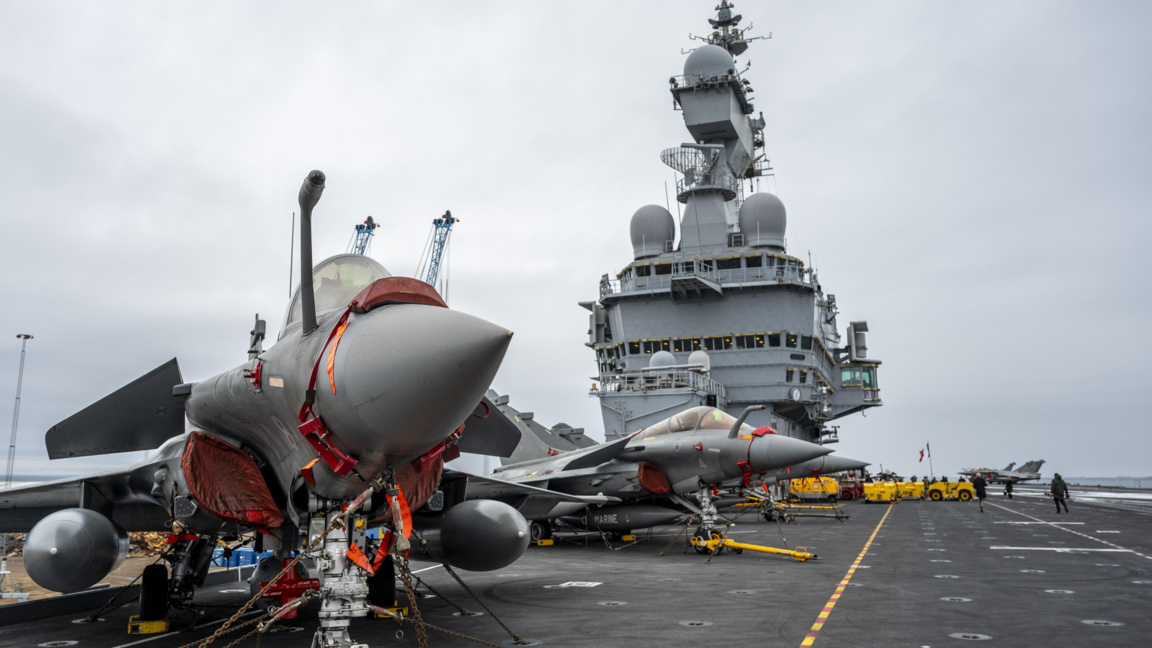 Изтребители Рафал на палубата на френския самолетоносач “Шарл де Гол”, акостирал на кея в Малмьо, Швеция.