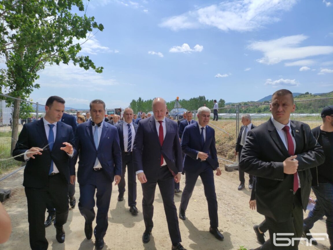 Официална инспекция на Вертикалния газов коридор