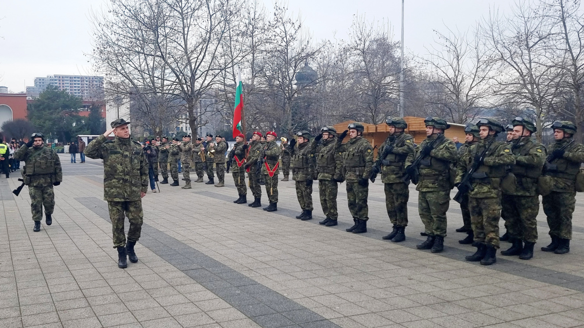 Kontingjent ushtarak bullgar u përcoll me ceremoni drejt Kosovës
